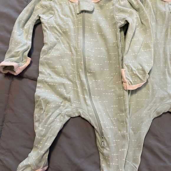 Newborn size cloud is three pack, footed, cotton pajama - Picture 2 of 5